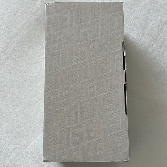 Golden Goose BRAND NEW with box, dust bag and official passport registration - Picture 11 of 17